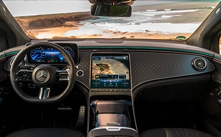 Abitacolo e plancia di Mercedes EQE SUV