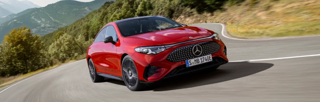 Nuova Mercedes CLA Coupé elettrica 2025 frontale esterni in movimento
