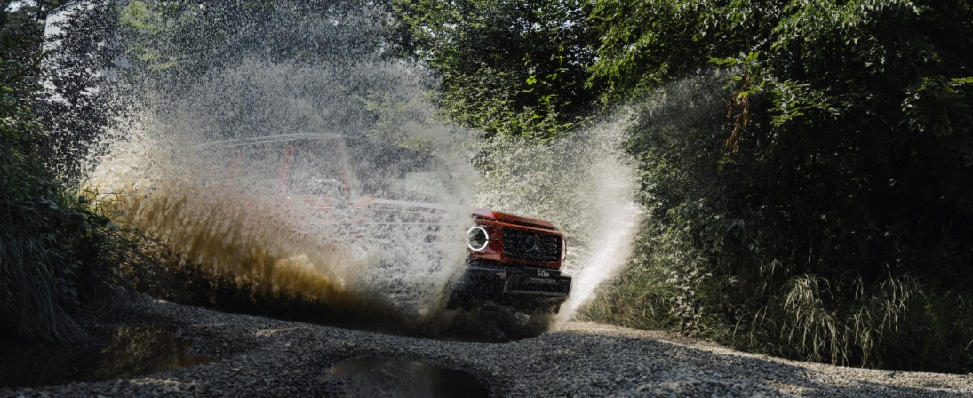 Mercedes Classe G in fuoristrada mentre attraversa un guado su sterrato