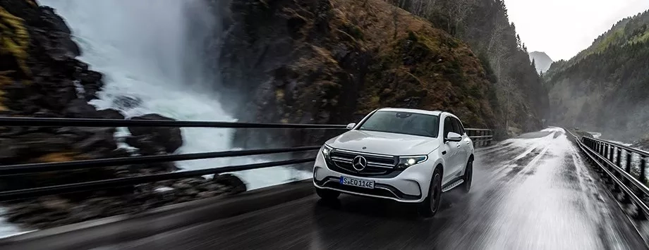 mercedes eqc bianca vista frontale su paesaggio