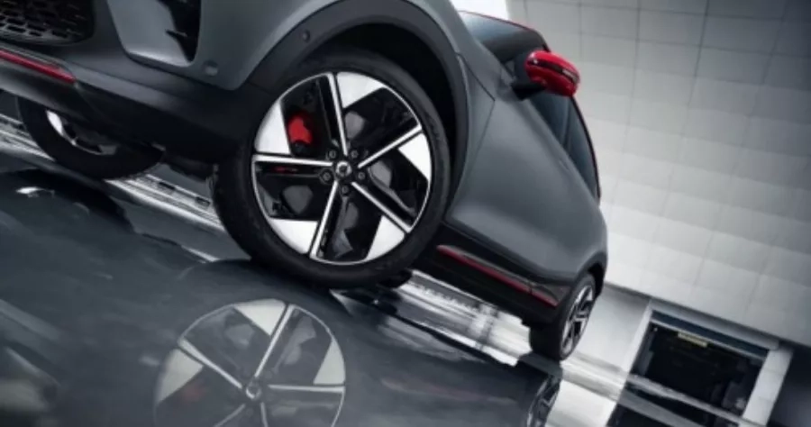 nuova smart #1 brabus grigia e rossa dettaglio frontale cerchio