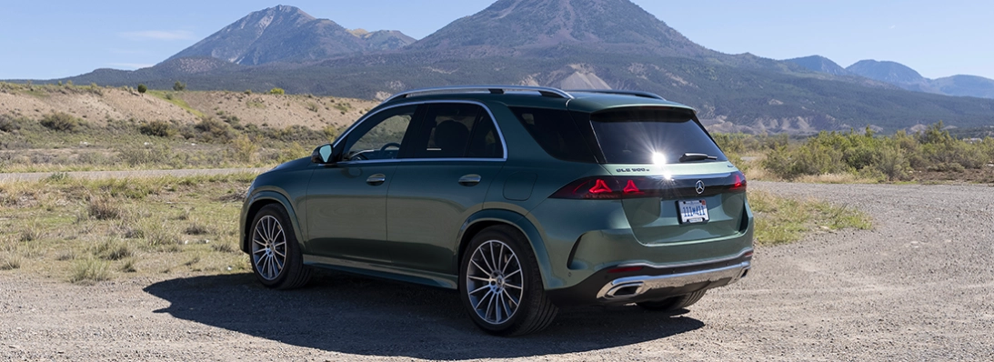 Mercedes GLE 2026 vista di tre quarti posteriore con montagne