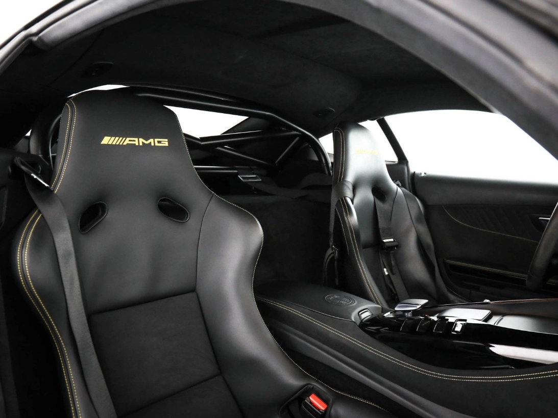 Mercedes-AMG GT R PRO, sedili sportivi AMG e rollbar
