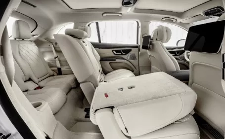 interni mercedes eqs suv dettaglio sedili posteriori abbattuti