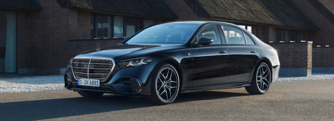 mercedes classe s 2026 berlina nera frontale griglia illuminata fari digital light