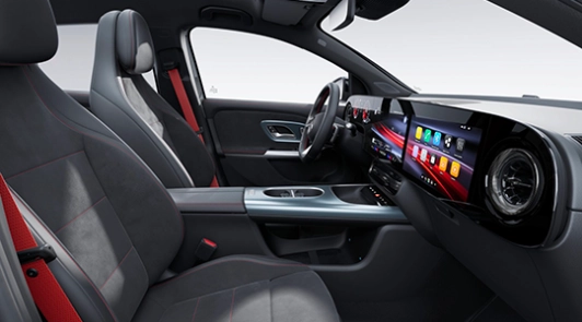 Interni nuova Mercedes GLA 2026, sedili anteriori in microfibra con cinture rosse, console centrale fluttuante e MBUX Superscreen