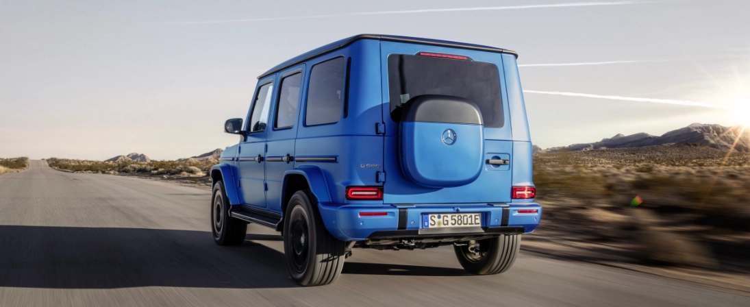 Mercedes G 580 con tecnologia EQ in blu, vista posteriore con Design box al posto della ruota di scorta