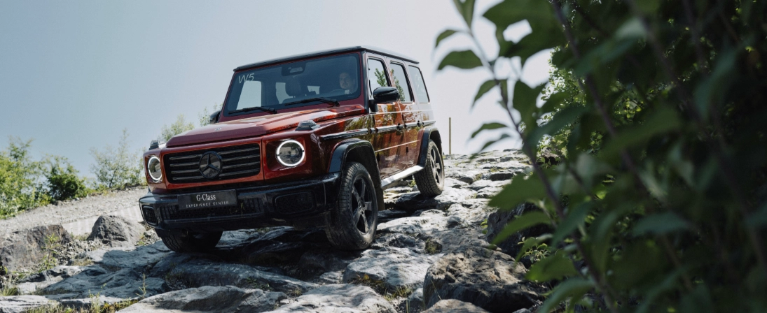Mercedes Classe G rossa su terreno roccioso, vista di tre quarti anteriore
