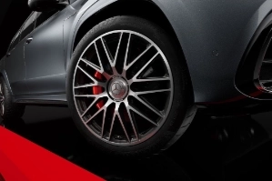 cerchi da 23 pollici e pinze dei freni rosse per mercedes-amg gls 63 4matic+