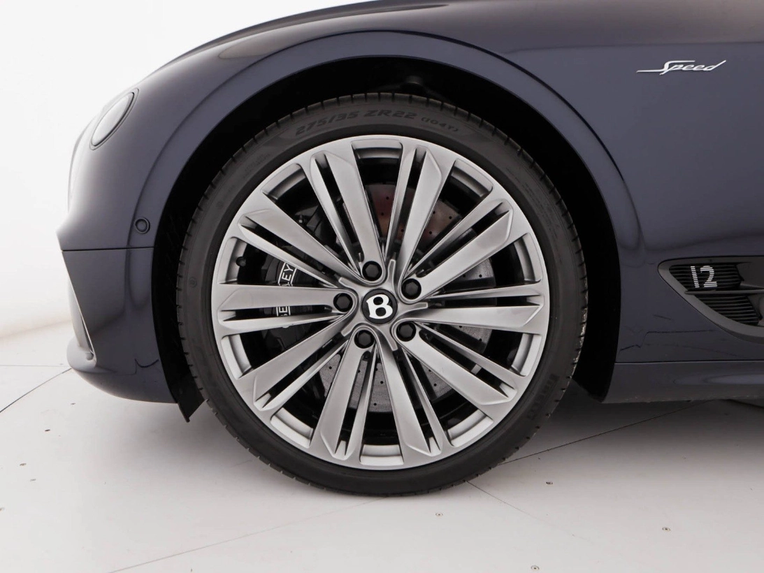 Bentley Continental GT Speed, cerchio da 22 pollici con logo Speed e badge W12