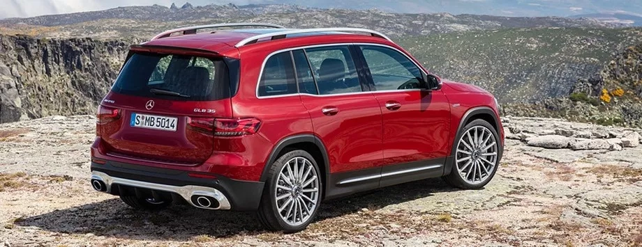 mercedes glb amg rossa vista posteriore