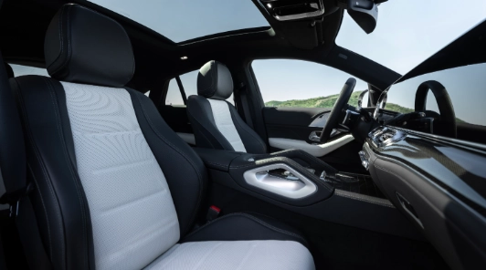 Sedili anteriori di Mercedes GLE Coupé in pelle bicolore bianca e nera