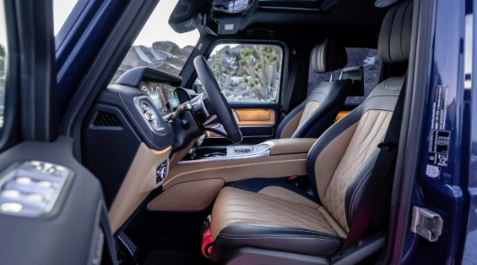 Sedili anteriori della Mercedes Classe G in pelle nappa bicolore con trapuntatura a rombi