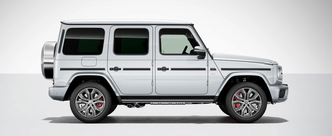 Mercedes-AMG G 63 argento, vista laterale con scarichi laterali AMG e pinze freno rosse