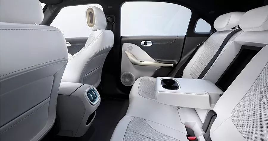 nuova smart suv elettrico interni sedili posteriori