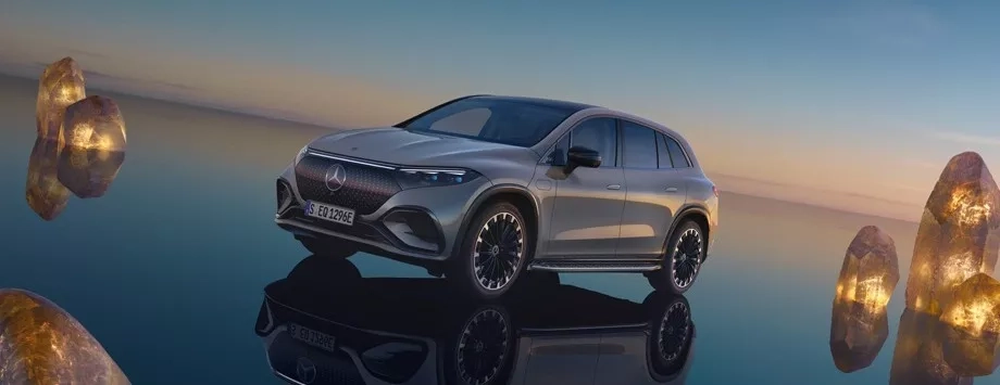 mercedes eqe suv grigia bianca vista frontale