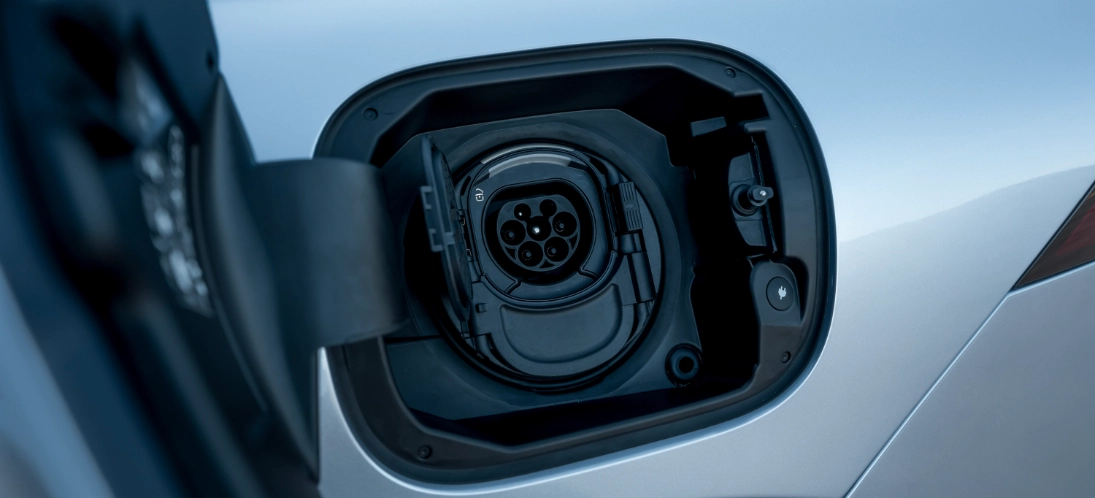 Presa di ricarica di Mercedes GLE Coupé plug-in hybrid con sportello aperto e connettore combinato per corrente alternata e continua