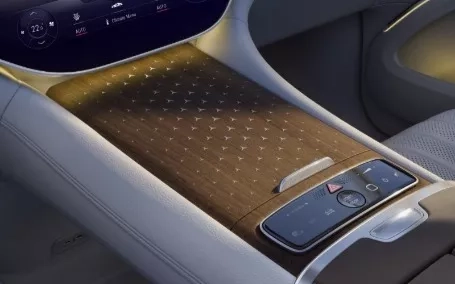 dettagli degli interni di Mercedes EQS SUV decorati dalla Stella