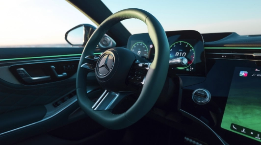mercedes classe s 2026 volante multifunzione cruscotto digitale illuminazione atmosfera