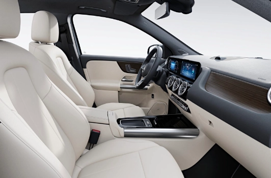Interni Mercedes GLA sedili  anteriori abitacolo qualità materiali premium