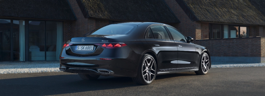 mercedes classe s 2026 berlina nera posteriore luci led cerchi amg vista tre quarti