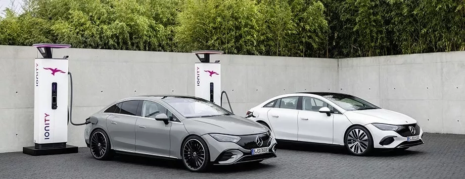 mercedes eqs grigia e bianca in carica