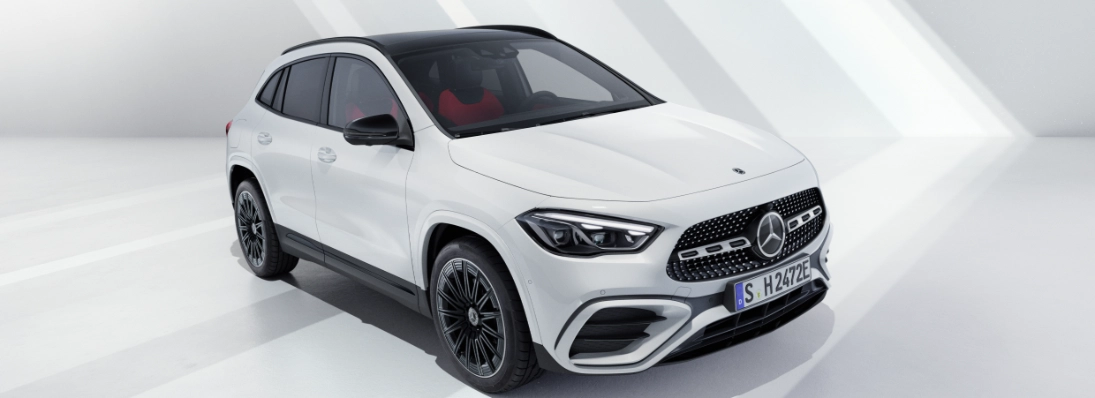 Mercedes GLA in pronta consegna da Trivellato, allestimento AMG Line in bianco vista tre quarti anteriore