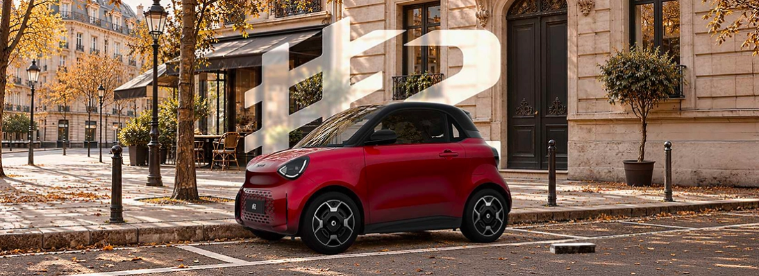 Nuova smart #2 elettrica biposto rossa parcheggiata in città