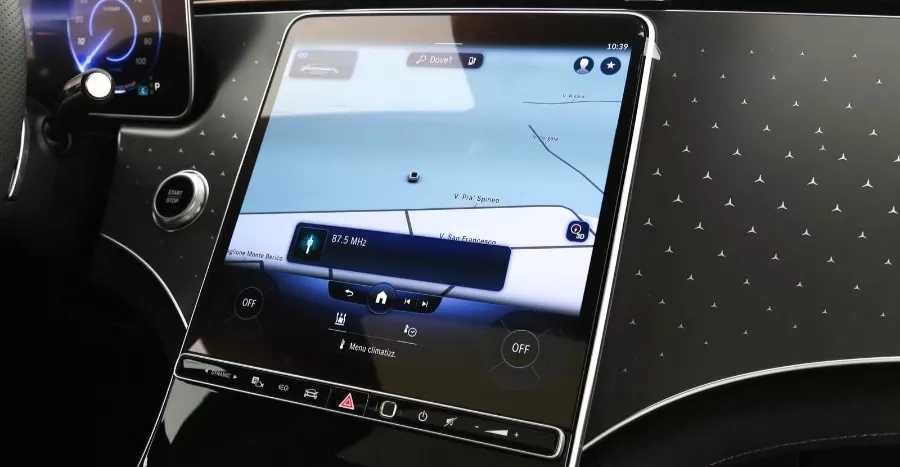 mercedes eqe in offerta dettaglio schermo centrale