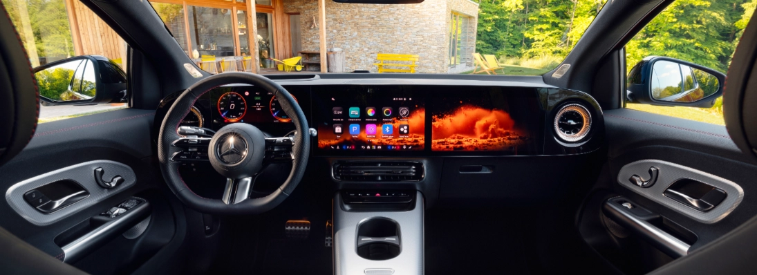 Interni nuova Mercedes GLA 2026, plancia con MBUX Superscreen e tre display sotto un unico vetro