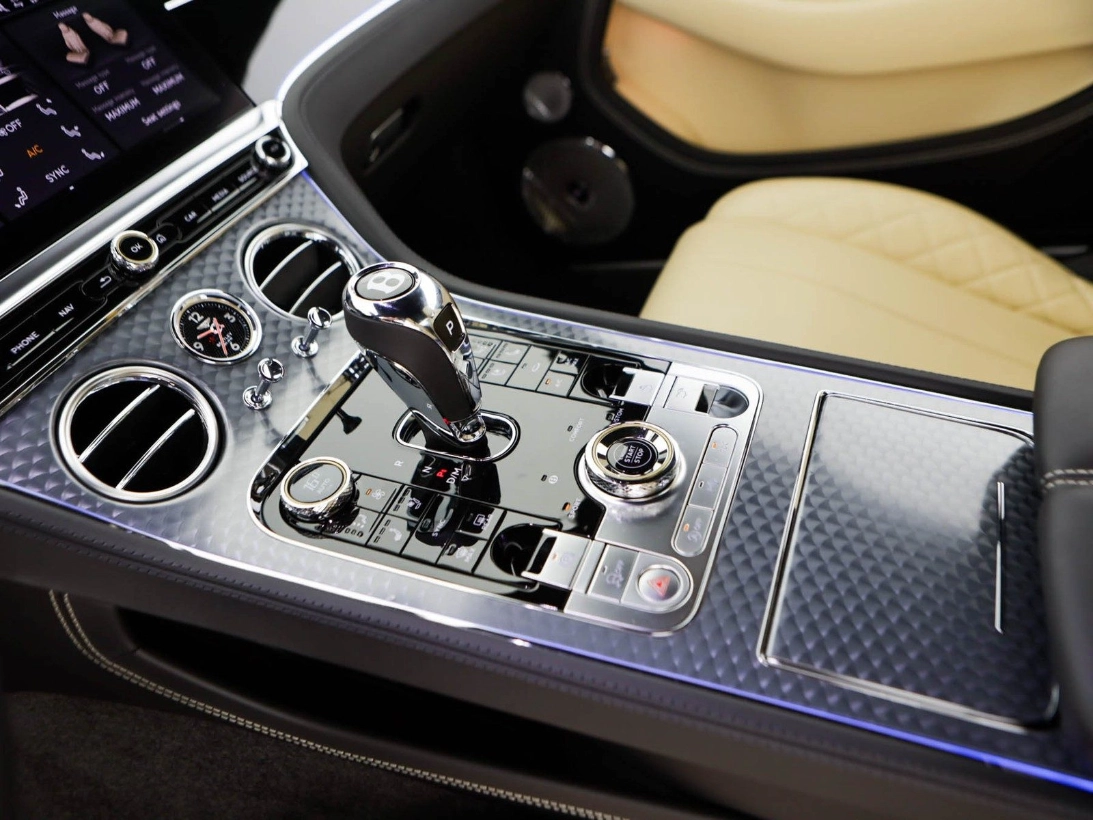 Bentley Continental GT Speed, tunnel centrale con orologio analogico