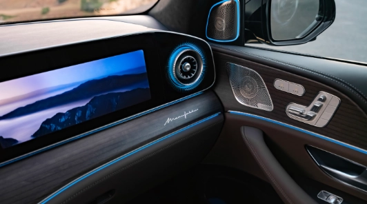 Abitacolo della Mercedes GLS visto dal lato passeggero con luci ambient e MBUX Superscreen