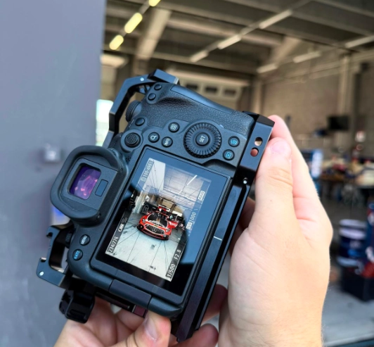 Fotocamera da ripresa che inquadra la Mercedes-AMG GT4 di Xmotors Trivellato Racing nel paddock del GT4 Italy Series 2026