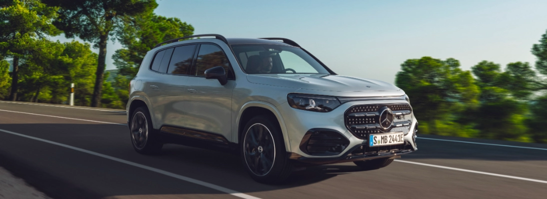 Mercedes GLB 2026 SUV compatto nuova generazione vista frontale in movimento