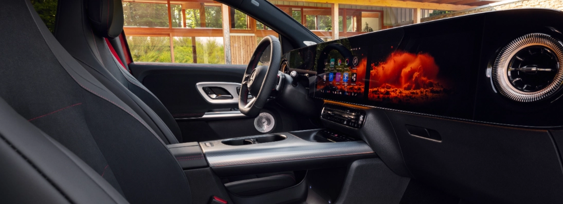 Interni nuova Mercedes GLA 2026, console centrale e sedili in nero con cuciture rosse a contrasto
