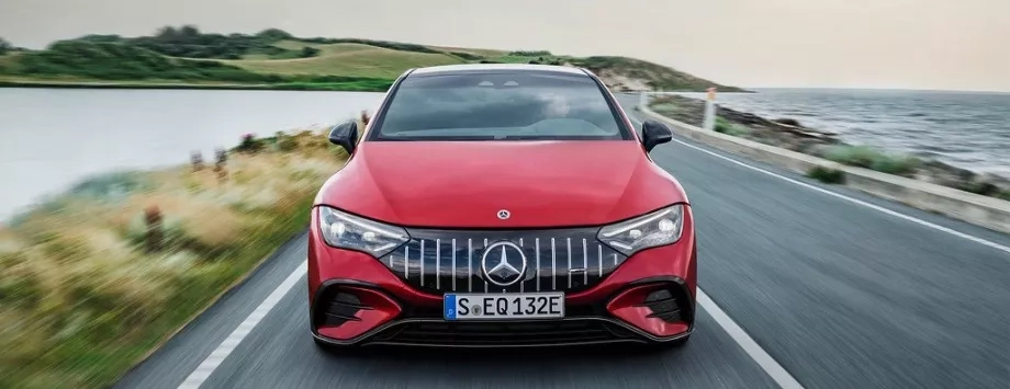mercedes eqe 53 amg rossa vista frontale