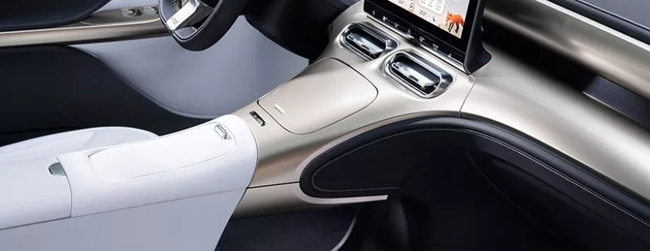 nuova smart suv elettrico interni tunnel centrale