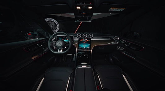 Mercedes-AMG GLC 53 4MATIC+ plancia con volante AMG Performance e display MBUX