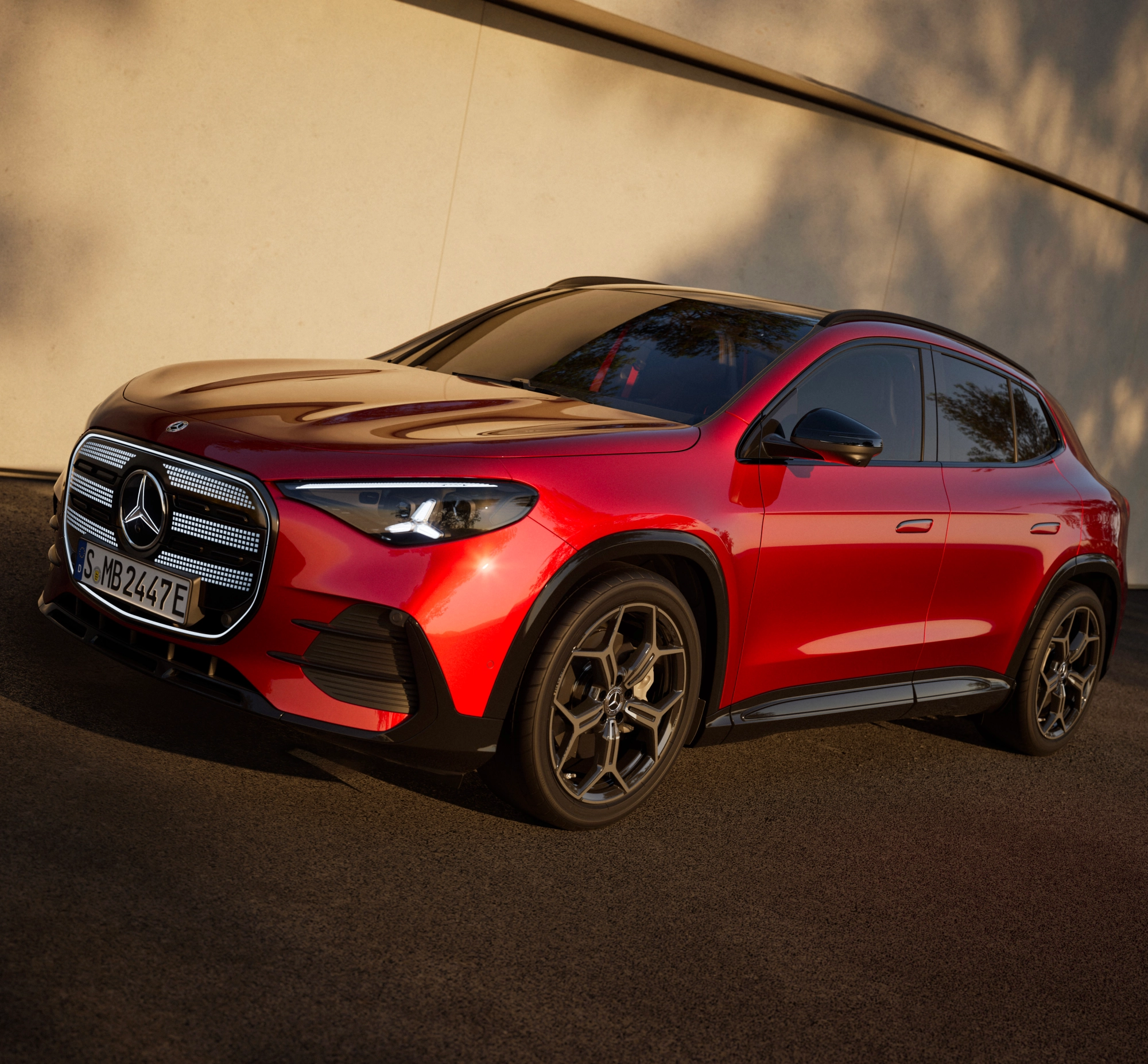 Nuova Mercedes GLA 2026 elettrica rossa, vista tre quarti anteriore con calandra a stella e cerchi neri