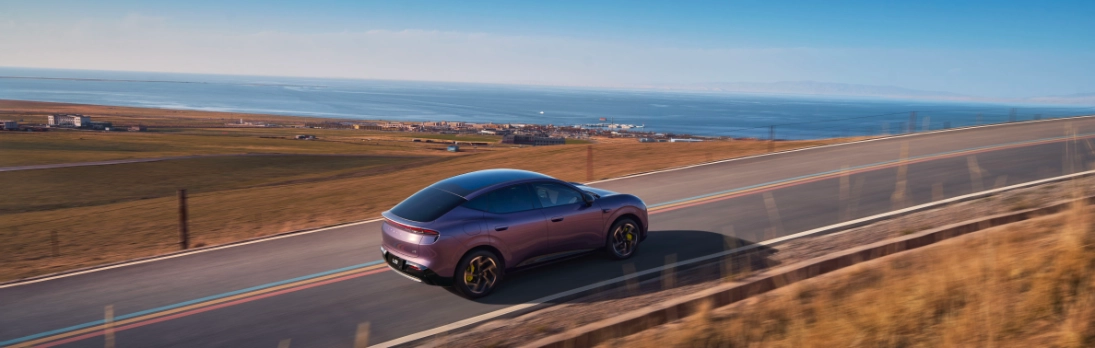 Nuova XPENG L03, SUV Coupé elettrico, vista laterale in Phantom Purple