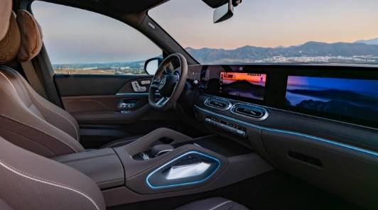 Dettaglio della plancia Mercedes GLS con display passeggero, inserto Manufaktur e diffusore Burmester
