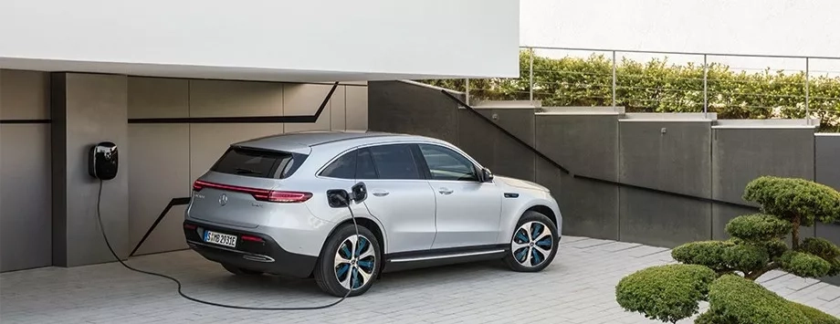 mercedes eqc grigia in carica con wallbox domestica