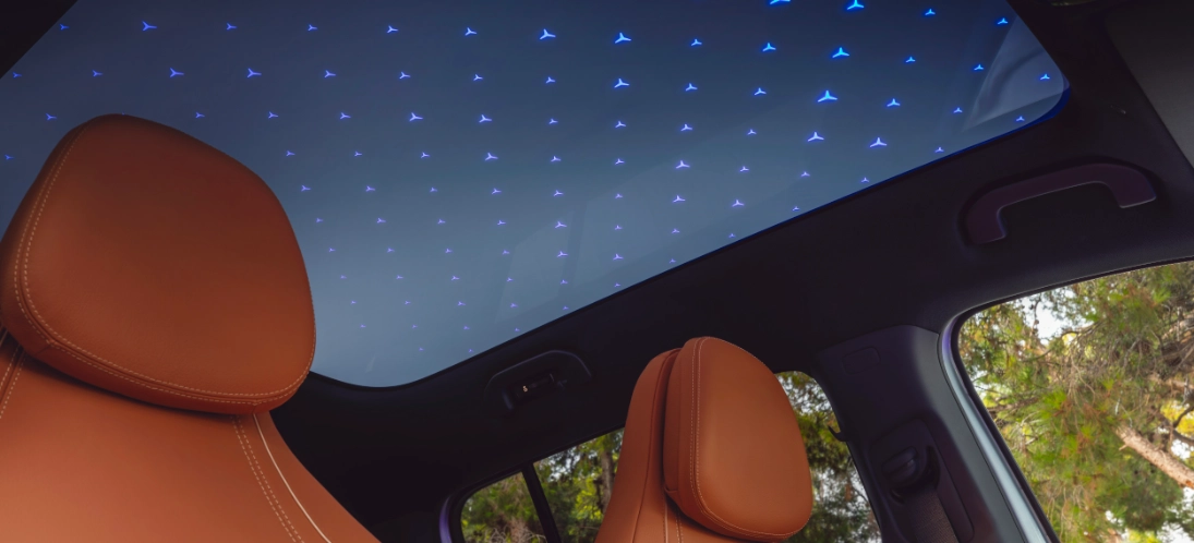 Mercedes GLB 2026 tetto Sky Control stelle LED logo Mercedes illuminazione ambientale