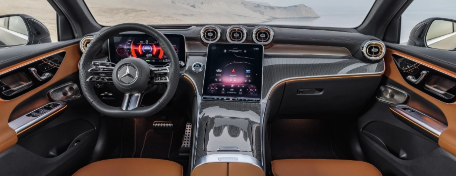 plancia di Mercedes GLC Coupé 2023 con sistema MBUX