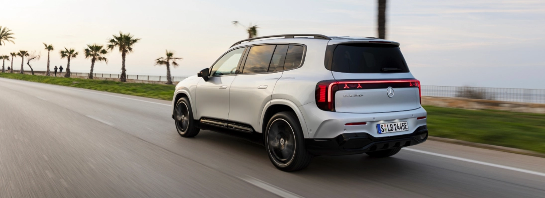 Mercedes GLB 2026 elettrico vista posteriore in movimento autonomia 631 km
