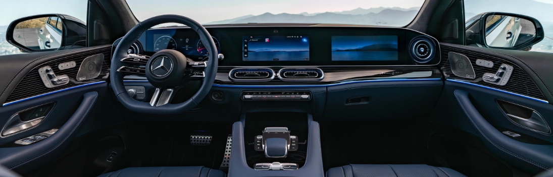 Interni nuova Mercedes GLE 2026 plancia MBUX Superscreen tre display MB.OS intelligenza artificiale