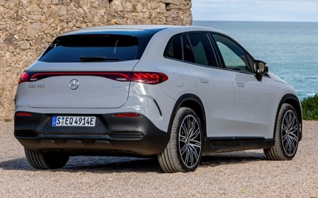 Mercedes EQE SUV Luci posteriori nel design ad elica 3D