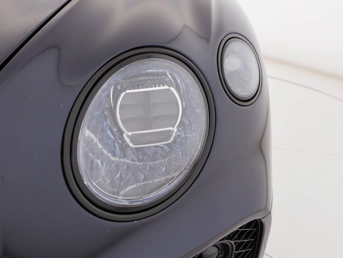 Bentley Continental GT Speed, gruppo ottico anteriore con lavorazione a cristallo