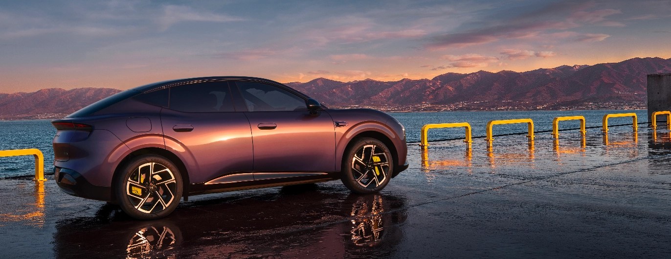 Nuova XPENG L03 in Phantom Purple, vista laterale posteriore su molo al tramonto