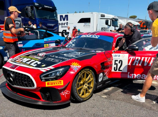 Mercedes-AMG GT4 numero 52 di Xmotors Trivellato Racing ai box con i meccanici al lavoro durante il Campionato Italiano GT4 Italy Series 2026